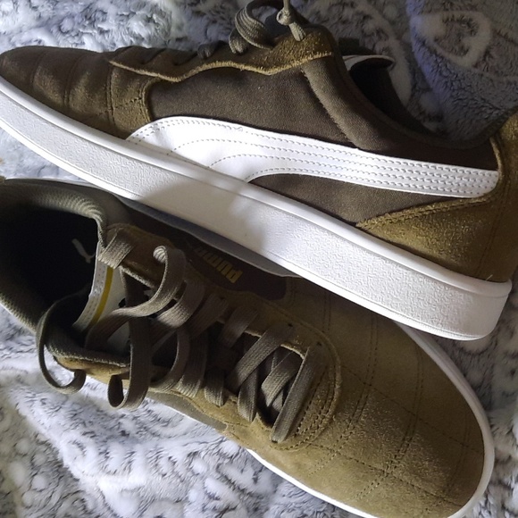 Puma Men's 10 Olive Suede Sneakers, Worn Once Indoors Display, New w Box - Picture 4 of 11